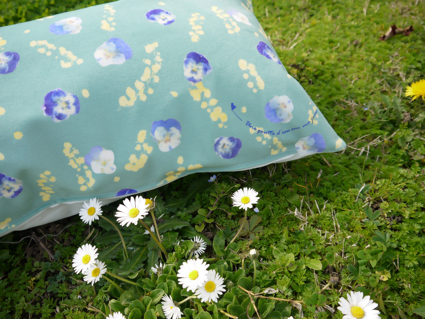 Coussin - Lily Emeraude -  Ajoutez une touche de nature à votre intérieur !